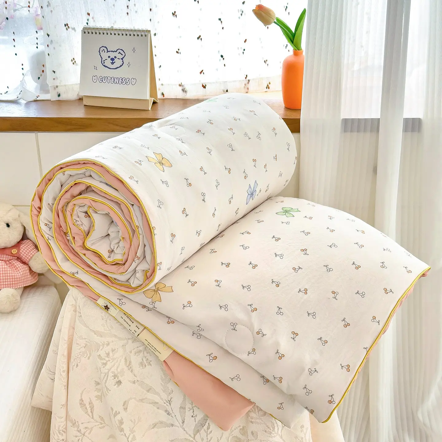 Cute Cherry and Bow Pattern Quilt, Soft Skin-Friendly Air Conditioning Blanket, All-Season Bedding for Bedroom and Living Room