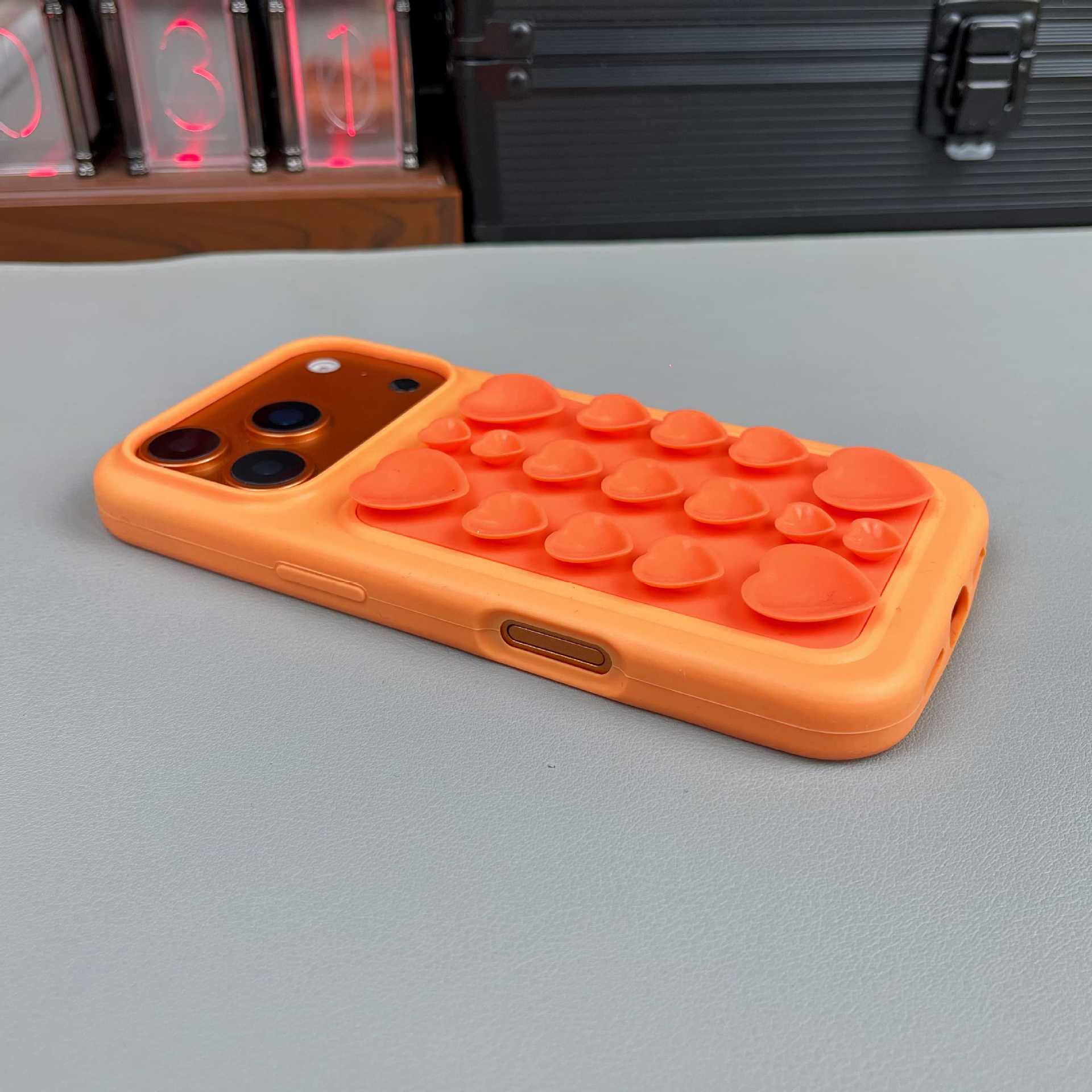 Silicone suction cup suitable for iPhone 17 Pro Max phone case 17/16/15 large hole suction cup stand