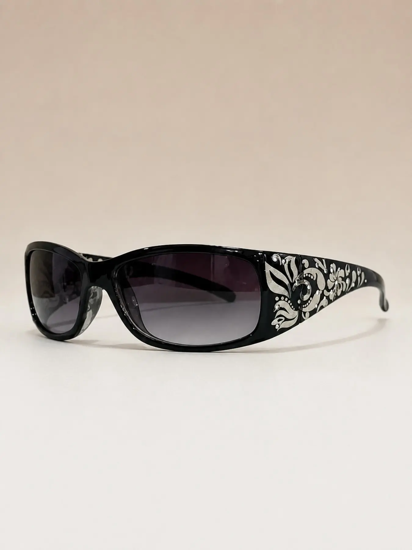 Vintage Sunglasses with Rhinestone Accents Tinted PC Frames for Women Retro Glam Accessory for Outdoor & Daily Style