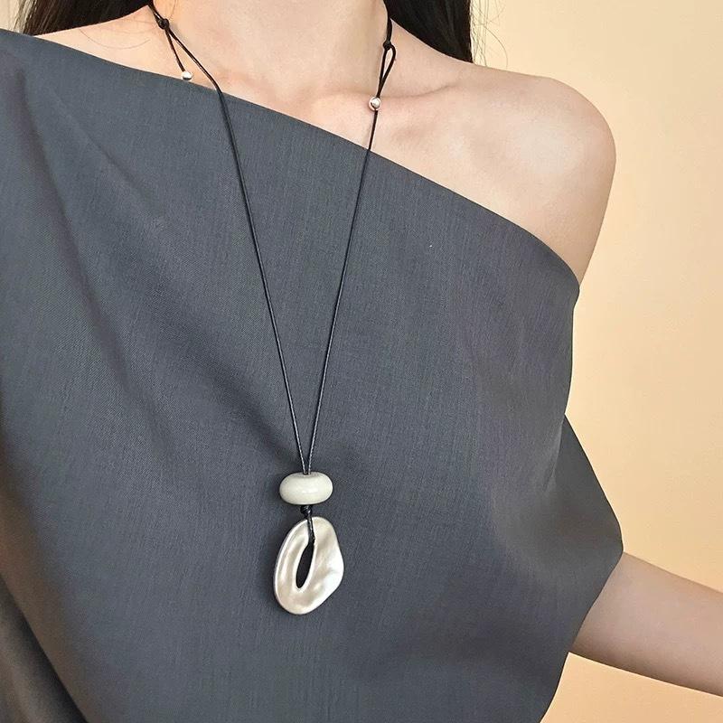 Korean InS-style simple irregular circle pendant long necklace, a niche design for women, versatile sweater chain necklace