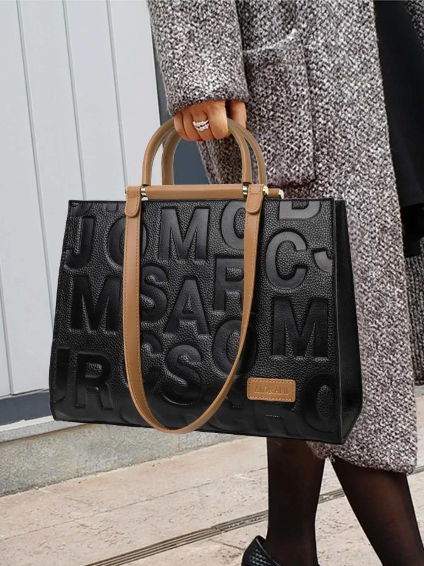 Fashion Letter Embossed Patched Design Genuine Leather Handbag, Casual Versatile Zipper Shoulder Bag for Women, Crossbody Leather Bag, Trendy All-match Commuter Purse, Fashionable Versatile Purse, Stylish Versatile Bag, Casual Trendy Purses