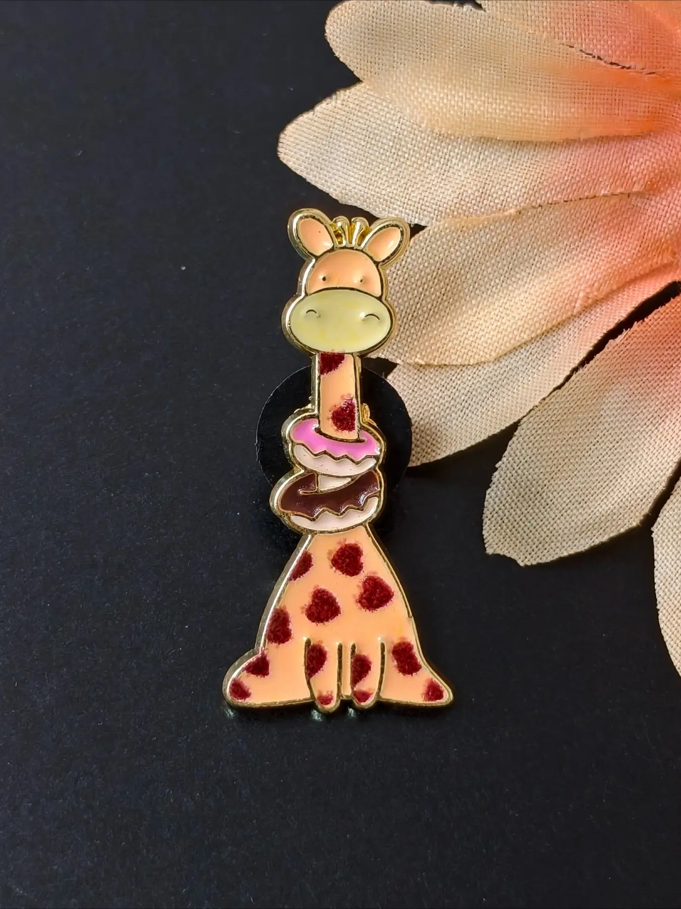 Cute Giraffe With Donut Rings Enamel Pin, Alloy Brooch Pin, Cartoon Sweet Dessert Animal Lapel Brooch Badge for Jackets Backpacks,Novelty Gift for Giraffe Lovers, Dessert Fans
