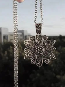 Vintage Hollow Design Floral Pattern Lotus Pendant Necklace, Unisex Appeal Casual Zinc Alloy Chain Jewelry, Perfect for Daily Wear, Parties, Festivals, All Season Wear, Gift Idea