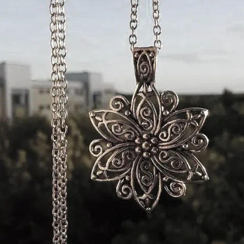 Vintage Hollow Design Floral Pattern Lotus Pendant Necklace, Unisex Appeal Casual Zinc Alloy Chain Jewelry, Perfect for Daily Wear, Parties, Festivals, All Season Wear, Gift Idea, Flower Necklace