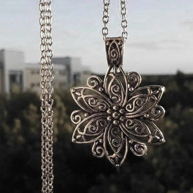 Vintage Hollow Design Floral Pattern Lotus Pendant Necklace, Unisex Appeal Casual Zinc Alloy Chain Jewelry, Perfect for Daily Wear, Parties, Festivals, All Season Wear, Gift Idea, Flower Necklace