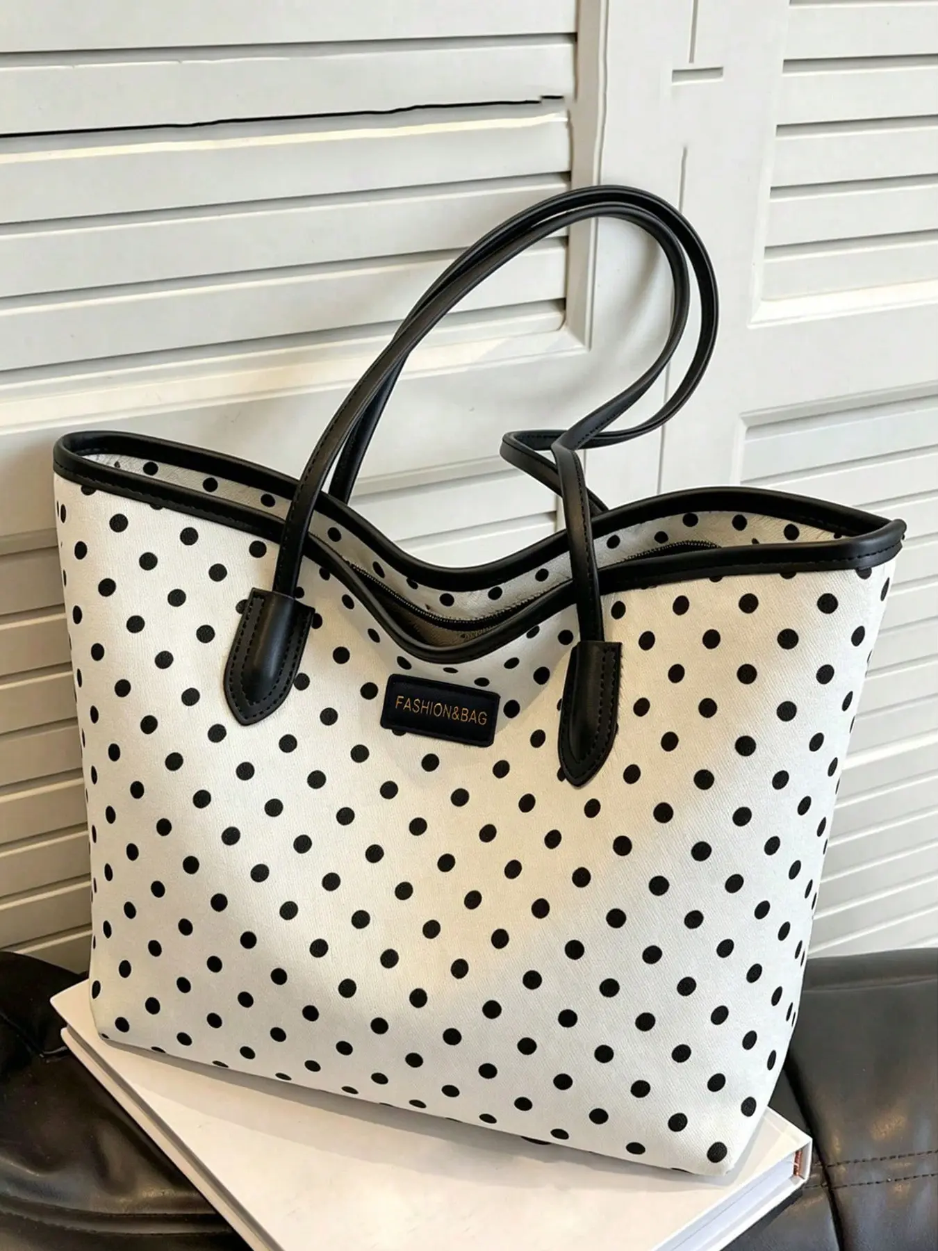 Simple, atmospheric, fresh and artistic tote bag, fashionable and niche design sense, Casual Everyday Bag, large capacity practical and versatile shoulder bag, can accommodate tablets and files, suitable for commuting and shopping