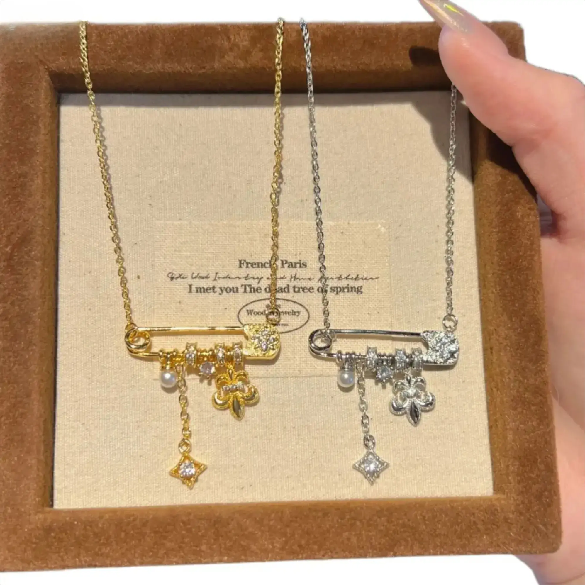 Hot Selling Dual-Pack Iris Flower Star Pearl Necklaces for Ladies, Matte Brushed Craft Faux Pearl Collarbone Chain, Minimalist Light Luxury Niche Jewelry, Lightweight Daily Wear Accessory, Pretty Fashion Pendant Gift for Women Daily Casual Outfit Matching