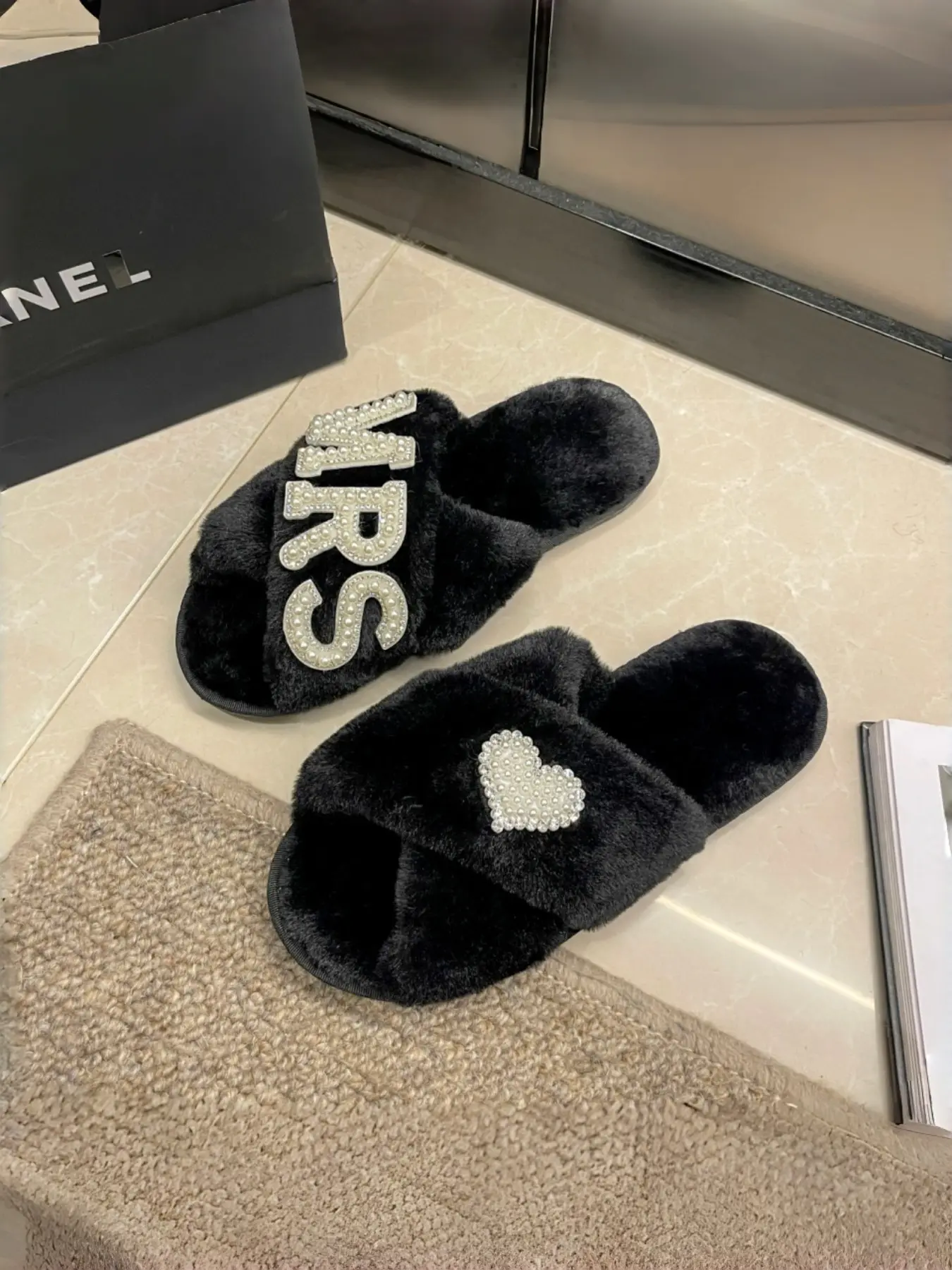 Women's Fashion Slippers, Flashing Diamond Pearl Mrs Letter Heart Plush Sandals, Soft Sole Anti-Slip, Multi-Color Options, All Seasons