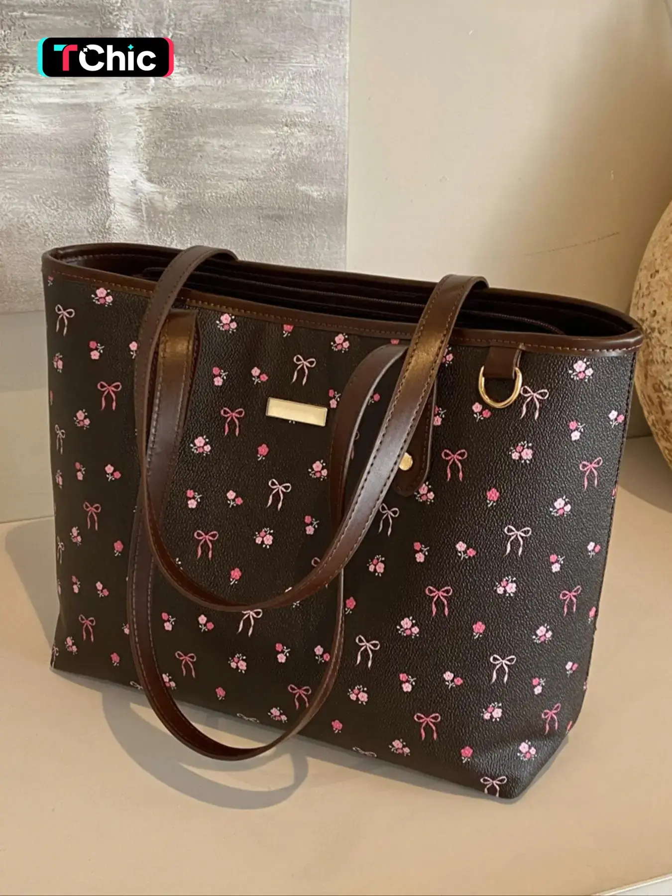 A versatile Pu Tote Bag with a fresh artistic style, featuring a butterfly print decoration design and a retro elegant and minimalist style. It is a large capacity shoulder bag that can accommodate tablets, documents