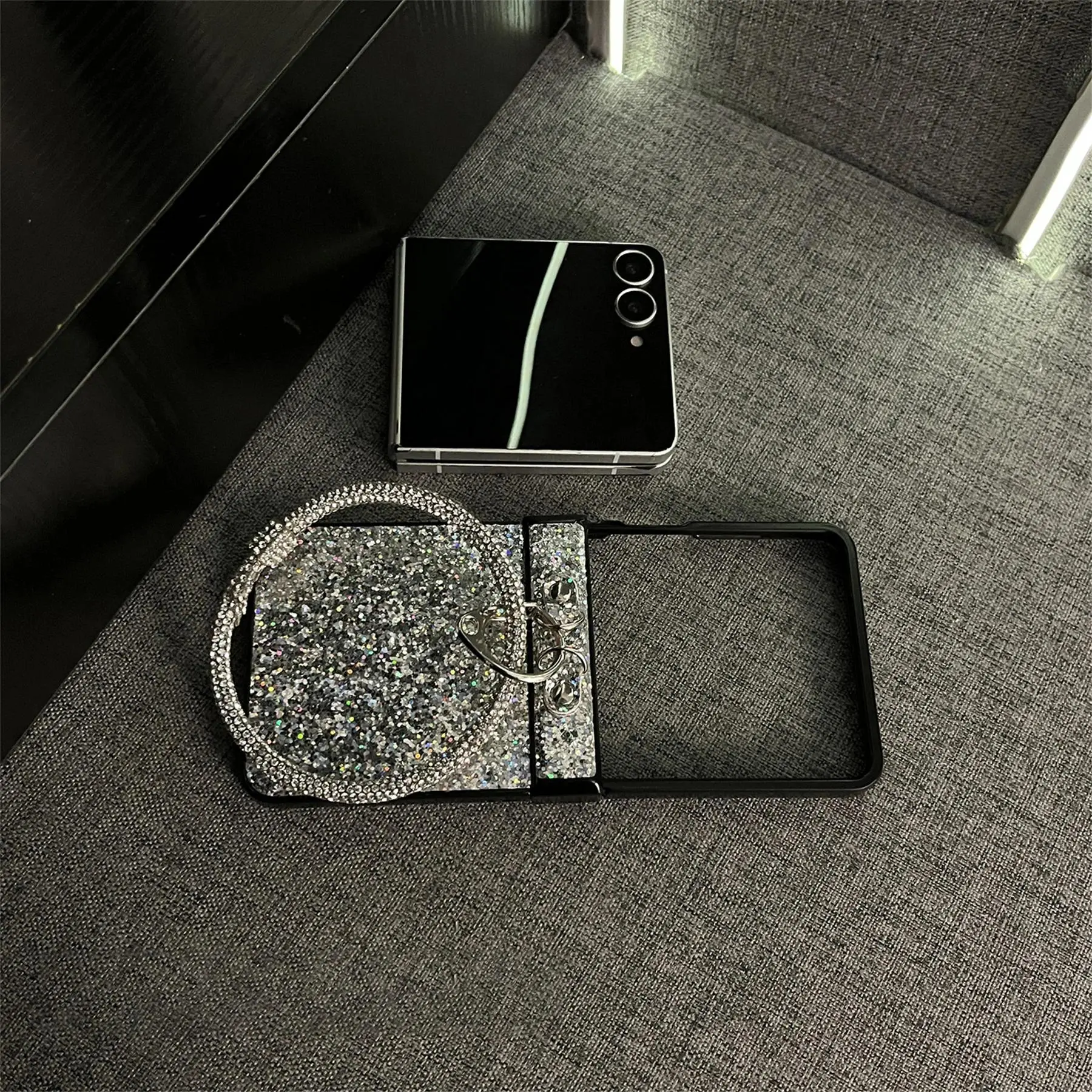 Luxury Glitter Silver Phone Case with Ring Bracelet for Samsung Galaxy Z Flip 7 6 Z Flip6 ZFlip 5 Zflip6 Zflip7 Back Cover
