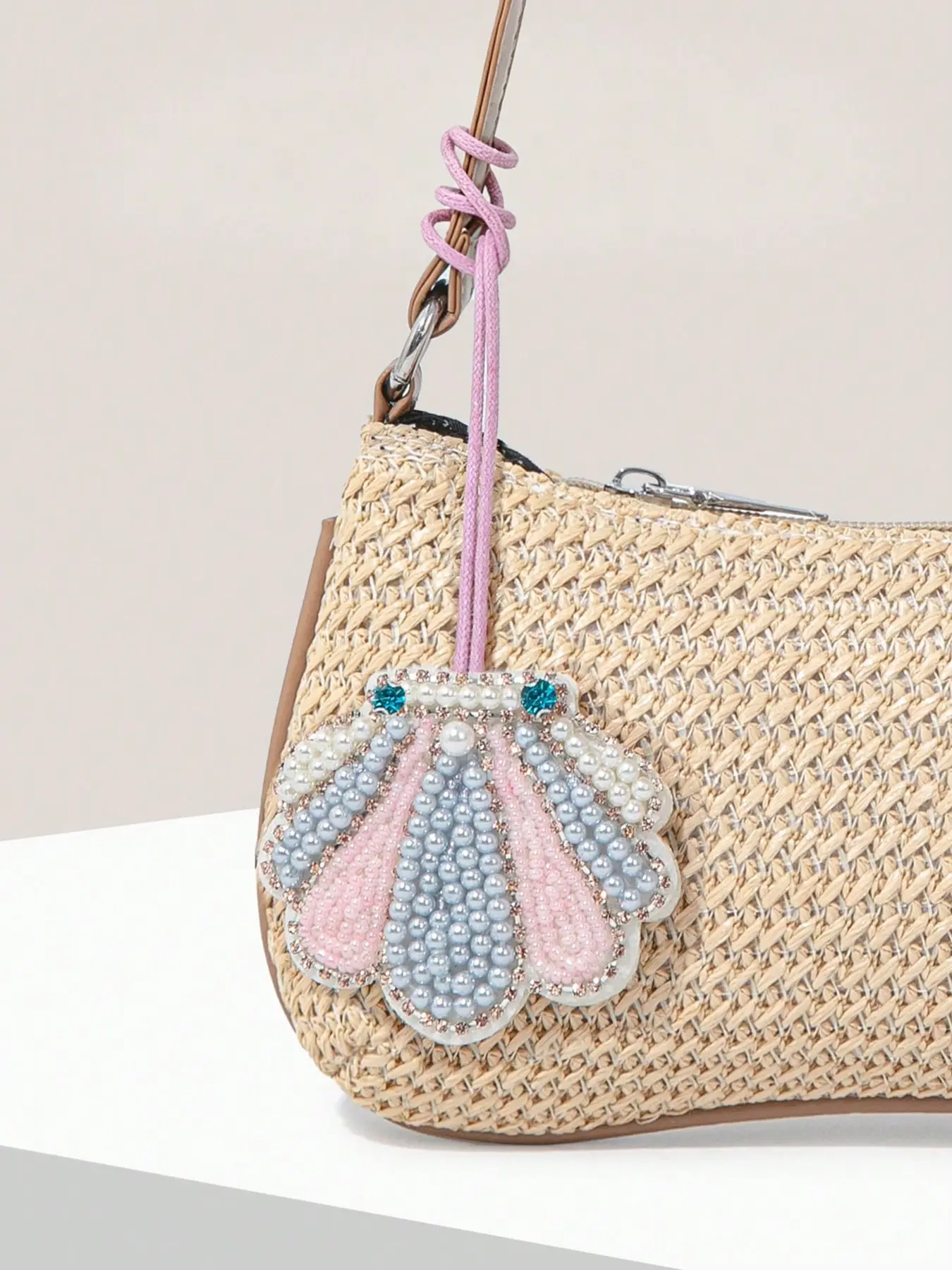Seaside vacation style fresh and artistic retro texture shell ornament, trendy bag charms, designed with simulated shell shape, can be used as a bag hanger and keychain, lightweight and easy to carry, suitable for playing and commuting