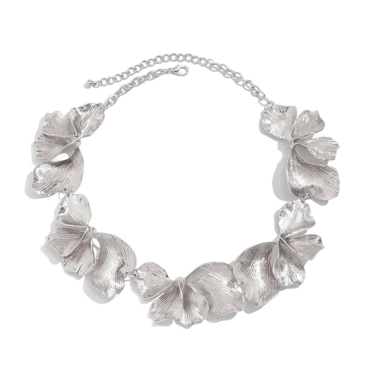 European and American fashion pleated texture flower jewelry, personalized design alloy three-dimensional petal necklace