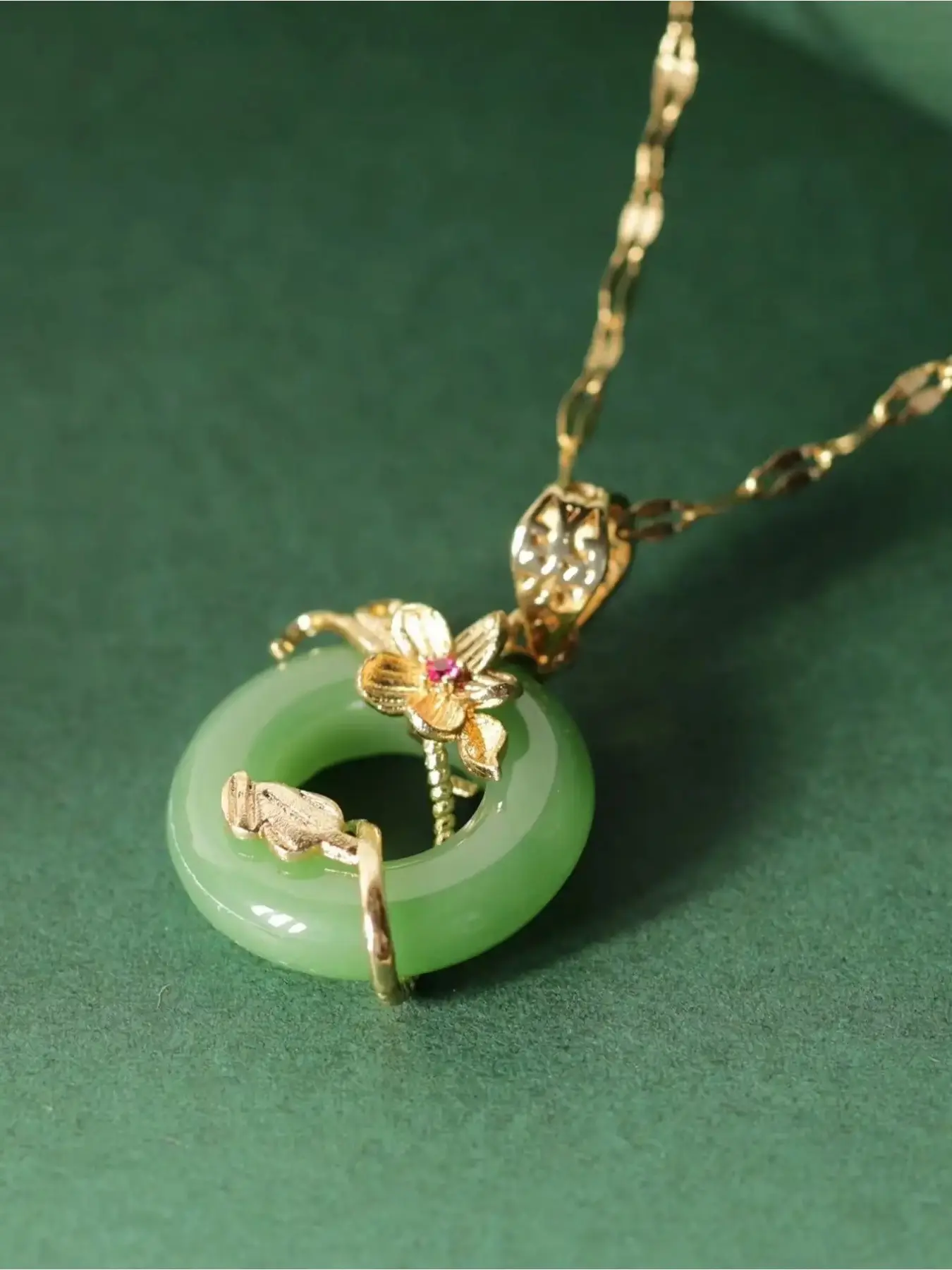 1 Piece Stainless Steel Floral Peace Donut Pendant Necklace For Women, Imitation Jade Round Ring Flower Charm Chain Retro Daily Casual Costume Jewelry Necklets