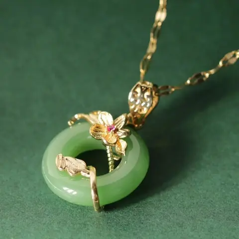 1 Piece Stainless Steel Floral Peace Donut Pendant Necklace For Women, Imitation Jade Round Ring Flower Charm Chain Retro Daily Casual Costume Jewelry Necklets