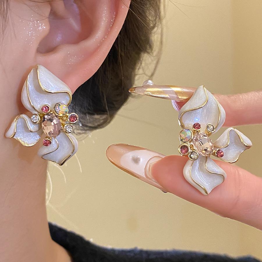 Silver needle studded with diamonds, oil-dripping flower ear clip, ear stud, mid-century vintage, retro earrings, light luxury and high-end women's jewelry