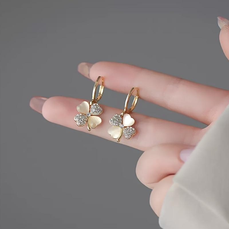 A pair of women's rhinestone four-leaf clover earrings, elegant gold pendant fashion jewelry, stud earrings