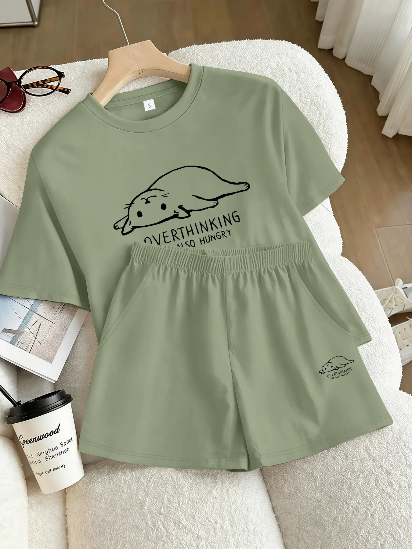 2-pack simple line drawing little otter "daydreaming" fashion crew neck women's short sleeve T-shirt and shorts set; casual solid color T- and hot pants set; women's set suitable for daily wear