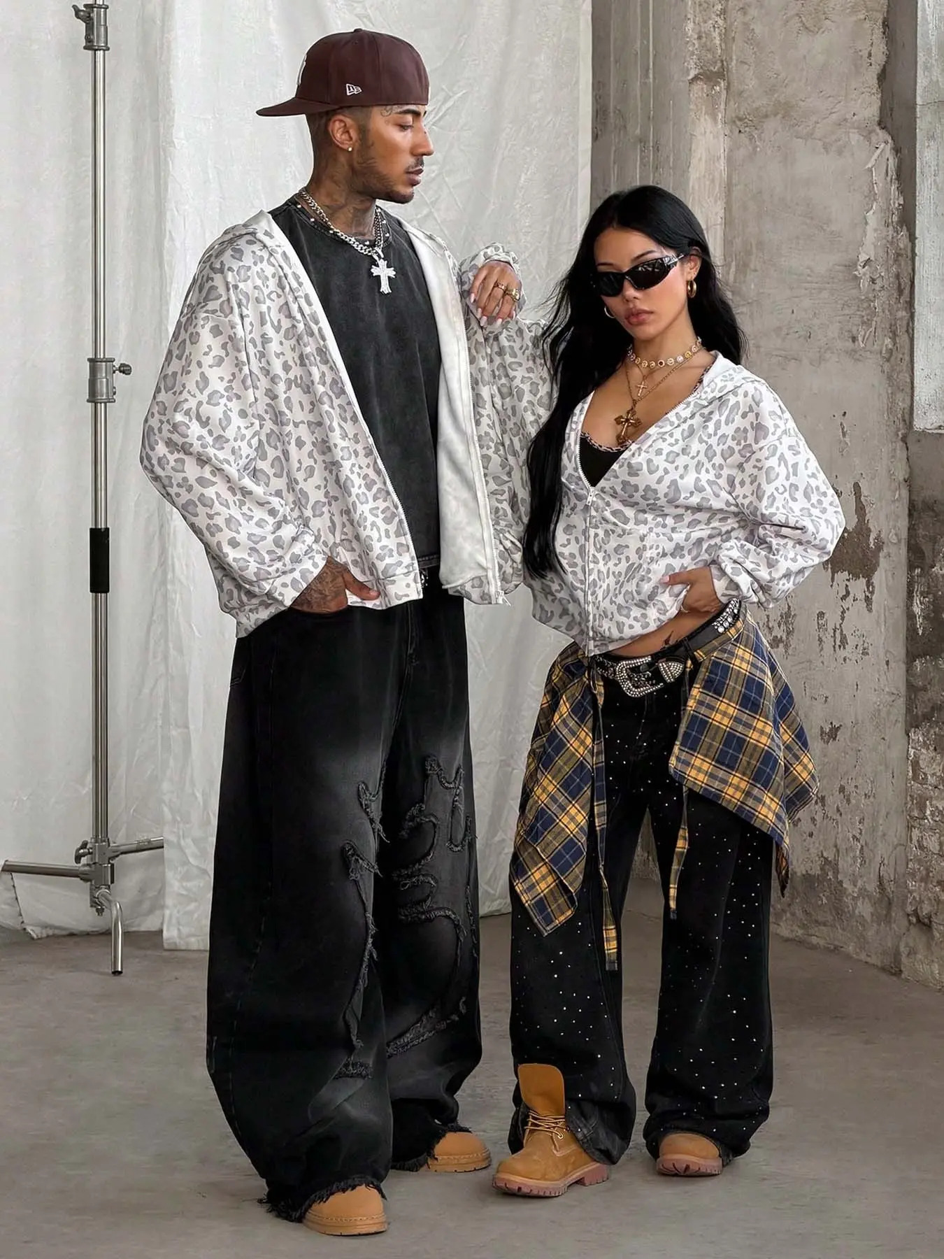 2026 Selling Unisex Leopard Print Zip Up Hoodie, White Gray Leopard Pattern Cropped Full-Zip Hooded Sweatshirt, Oversized Loose Streetwear Jacket, Y2K Couple Matching Coat, Fit, Suitable For Daily Street, Dating, Outdoor Spring Autumn Fashion