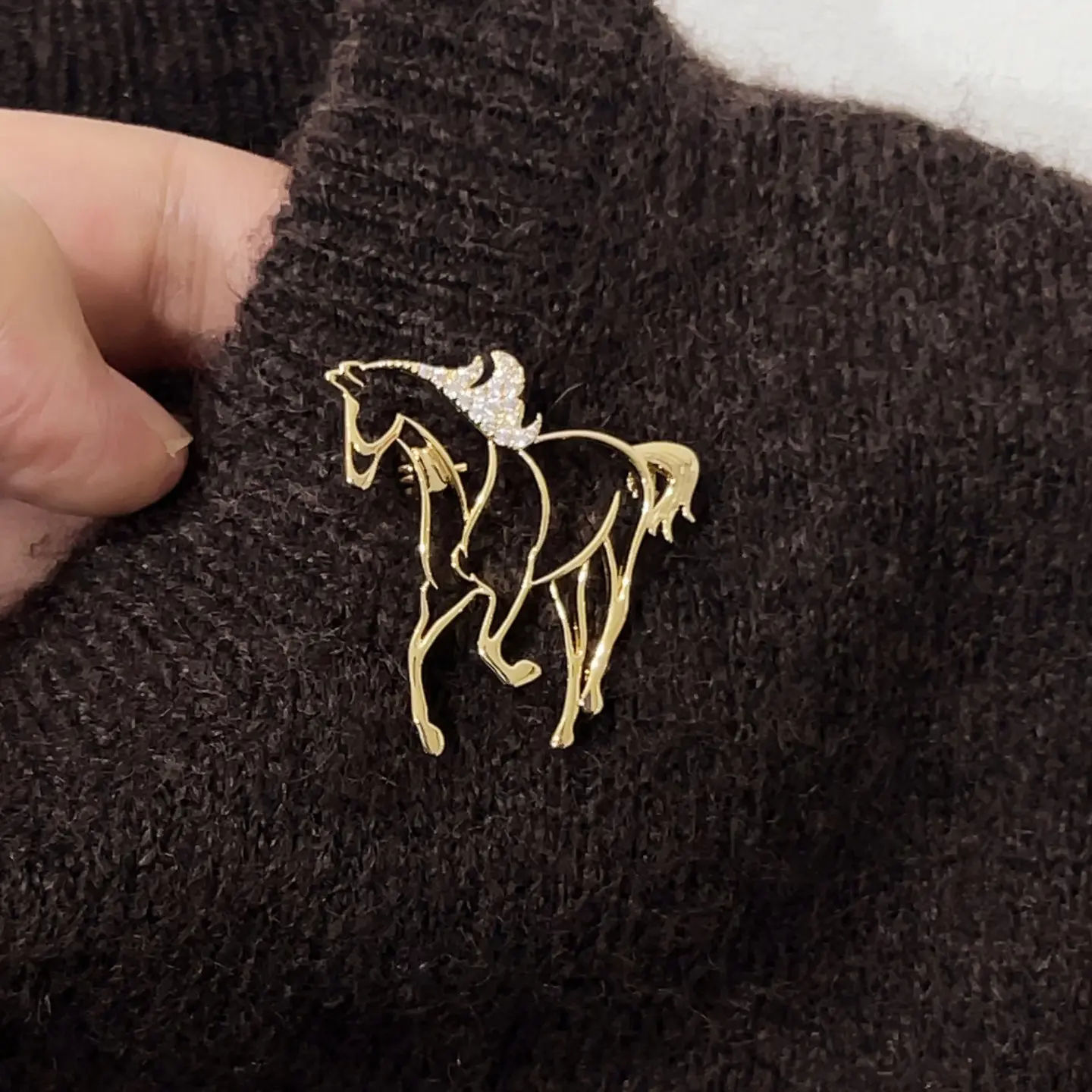 Stylish Gold Horse Brooch—an exquisite openwork galloping horse collar pin embellished with crystal rhinestones; perfect for styling with coats, sweaters, or suits, and an ideal fashionable gift.