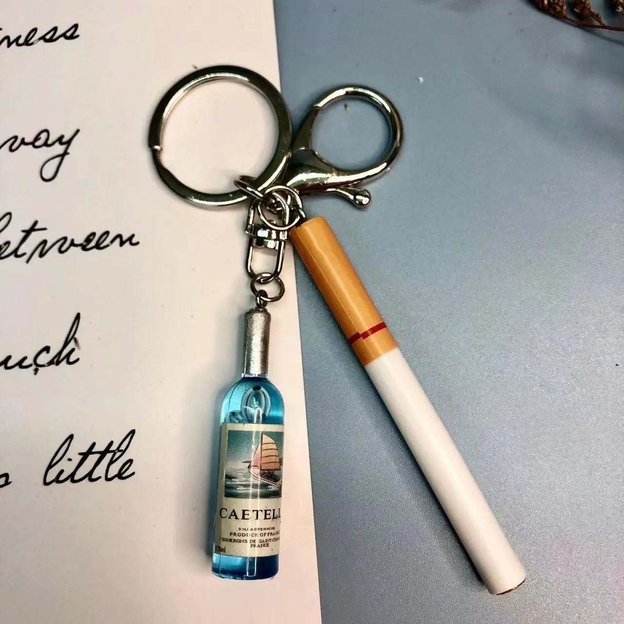 Fun Simulation Cigarette Keychain - Anime Motif Accessory with Modified Key Head Pendant, Internet Celebrity Style Collectible Fashion Keychain, Choking Hazard Balloon Note