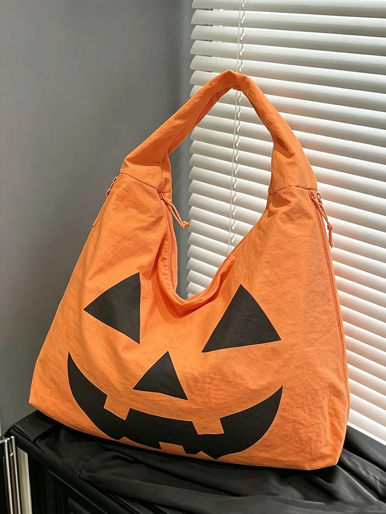 Retro minimalist pumpkin print practical texture tote bag, niche design, fun and versatile personalized shoulder bag, side pocket design, suitable for daily commuting, shopping in the mall, and gatherings