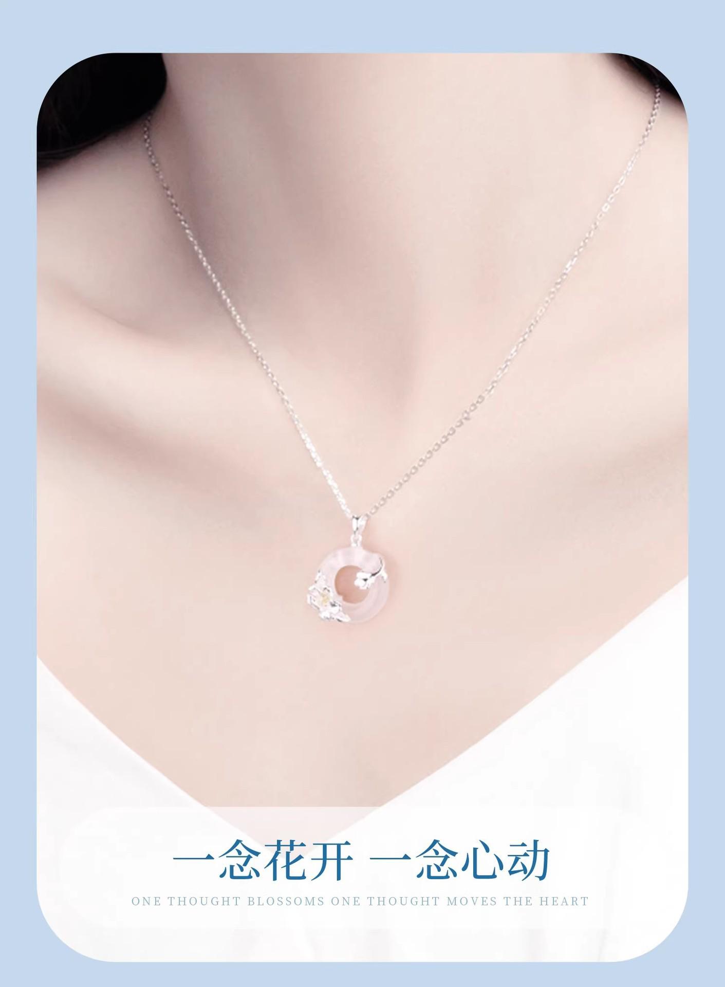 New camellia peace pendant necklace for women, light luxury, ancient-style imitation chalcedony pendant, collarbone chain, high-end birthday gift