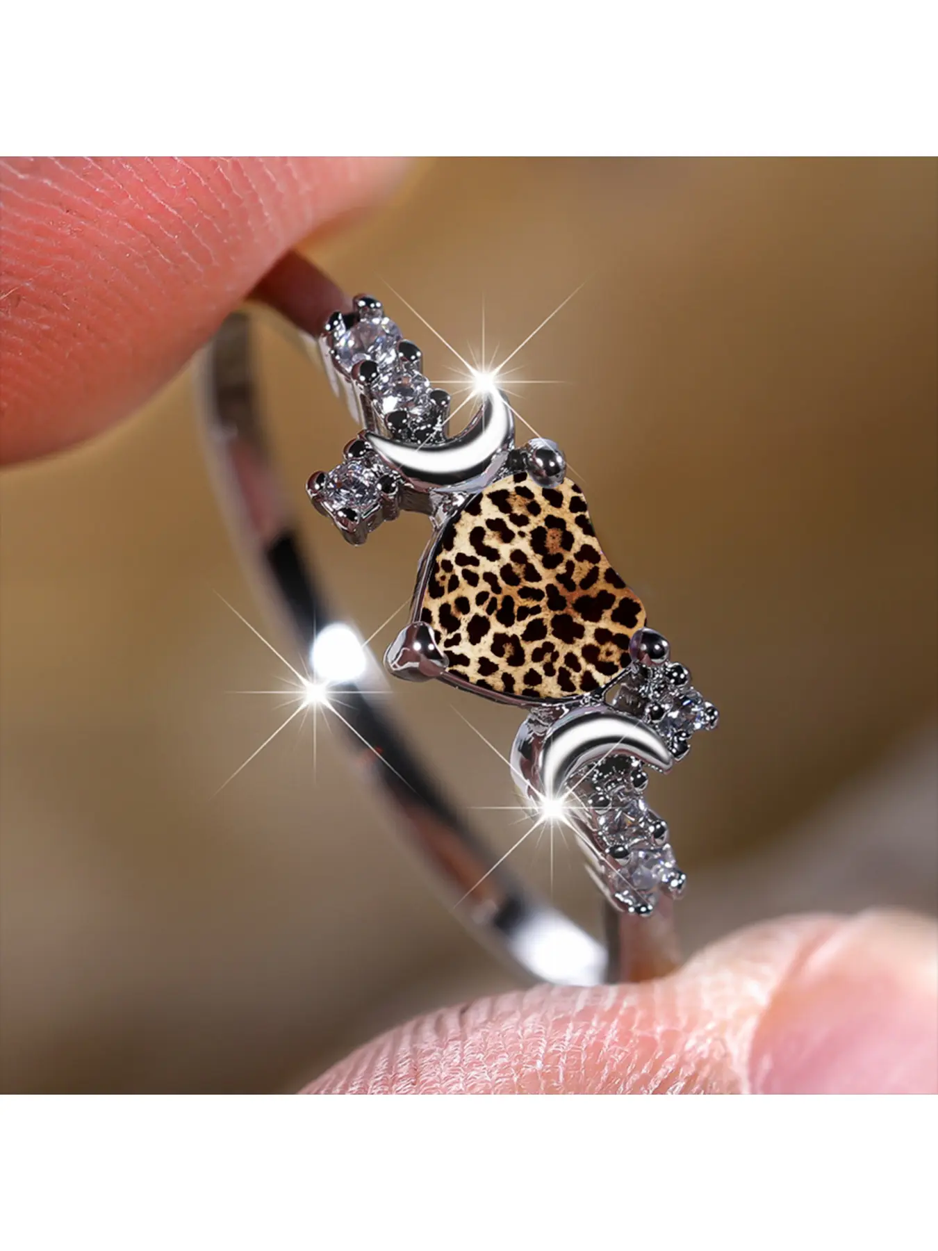 Classic leopard print crescent-shaped diamond silver ring, with heart-shaped embellishments depicting wild leopard patterns, and crescent-shaped designs on both sides featuring cluster-set zirconia stones. This is a cool and retro piece that is versatile