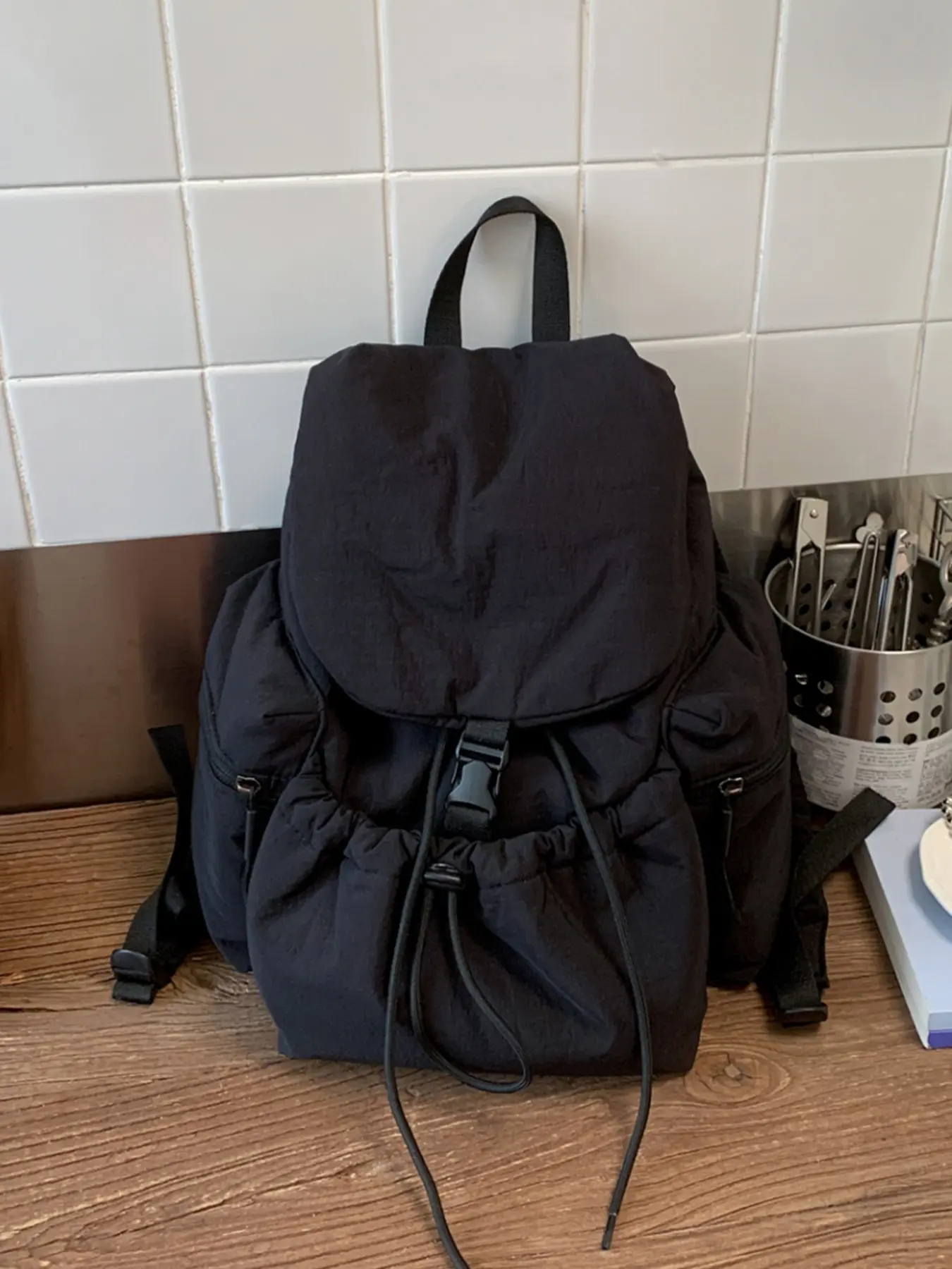 Minimalist commuting style fashionable solid color pleated backpack, a casual and versatile large capacity high-quality flip, with multiple drawstring pockets designed to accommodate books and tablets Everyday Backpack
