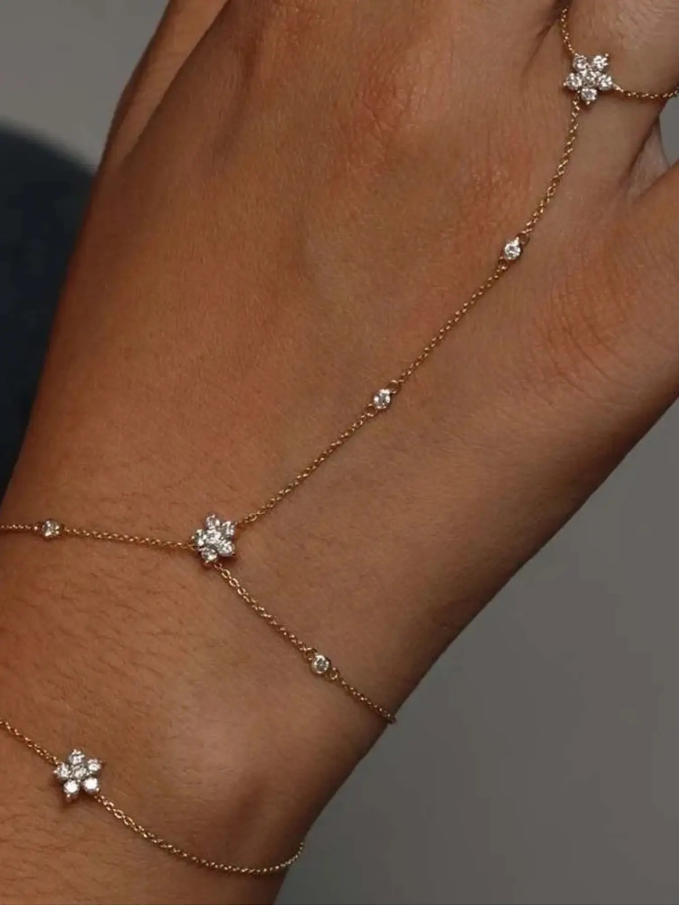 Delicate flower-shaped bracelet inlaid with rhinestones, featuring a multi-layer design, Layered Bracelet, a fashionable accessory for girls, perfect for daily wear, dating looks, and a unique versatile style.