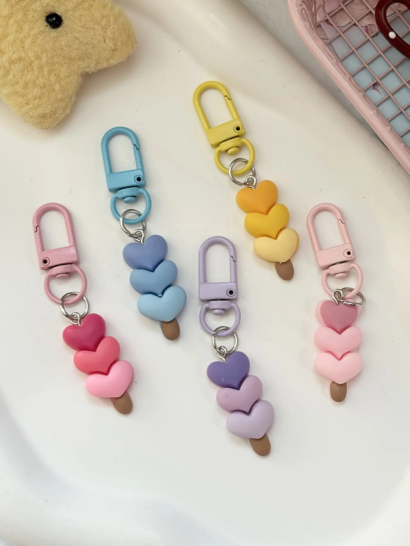 5pcs Resin Gradient Heart Keychain Set, Colorful And Fresh Gradient Heart-Shaped Keychain, Backpack And Bag Pendant Earphone Case Eye-Catching Ornaments, Party Gifts, Small Gift Set Buckle
