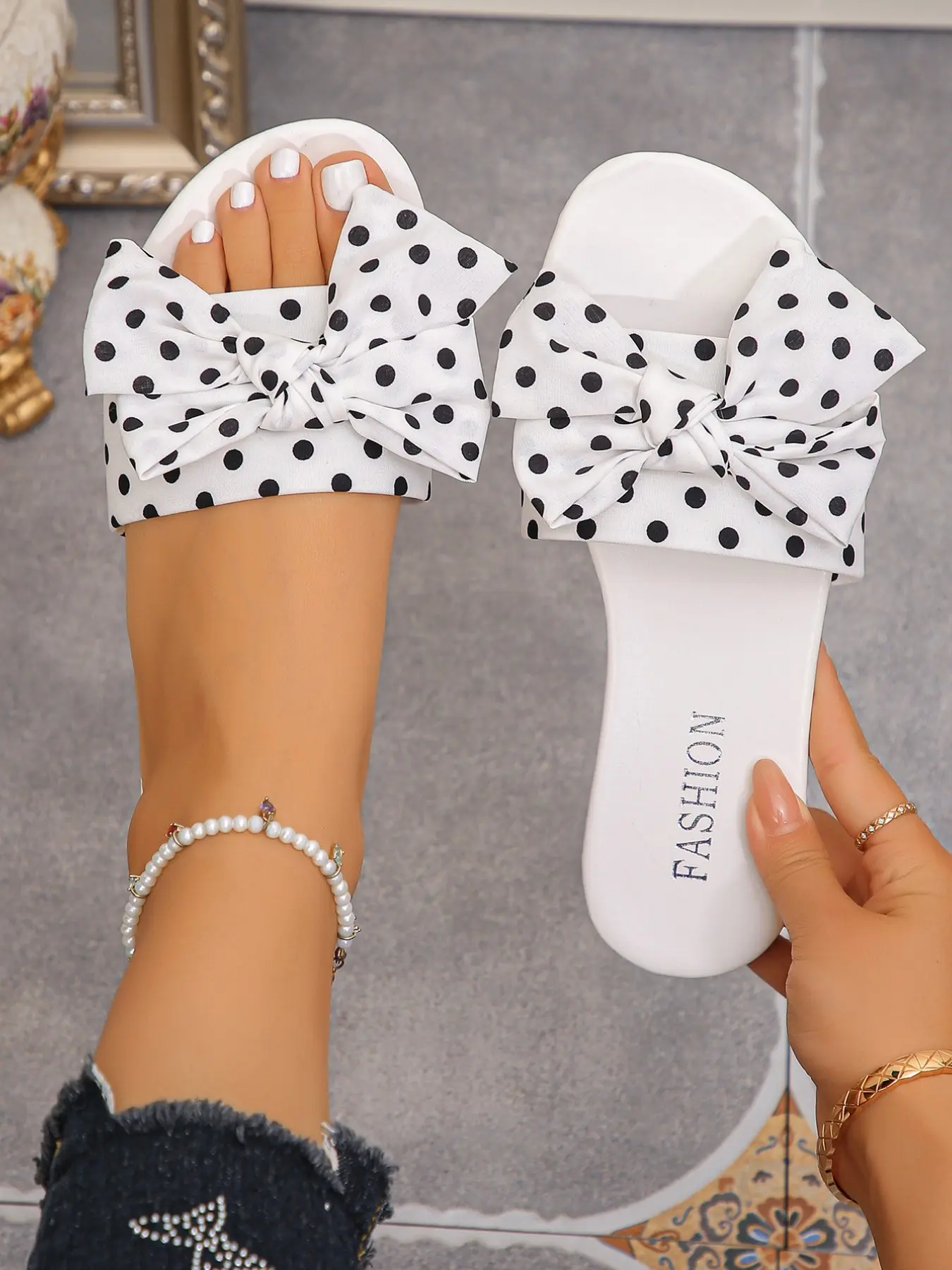 Trendy Ladies Vintage Dot Pattern Oversized Decorative Bow Slides, Fashion Slides, Full Polka Dot Printed Upper Square Open Toe Flat Casual Beach Walking Slippers