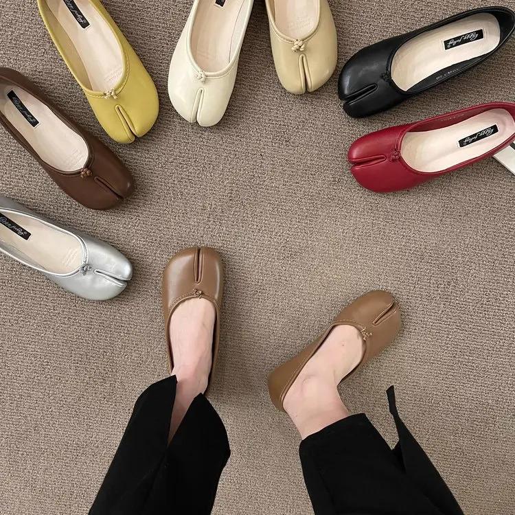 Flat bottomed split toe pig trotter shoes, red single shoes for women, spring and autumn 2026 summer silver bow thumb pig trotter shoes