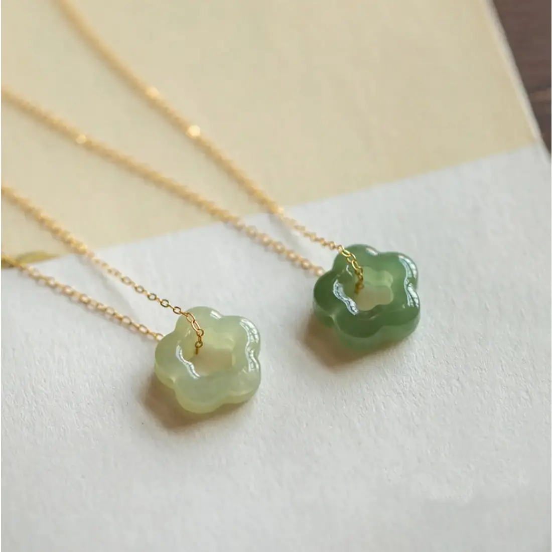 Handmade Craft Boho Charm Natural Crystal Flower Pendant Necklace - Green Gemstone Amulet, Adjustable Gold Chain, Neutral Tone, Pendant Form for Daily Wear, Christmas Gift, Crystal Jewelry, 24 Inches, Boho Style Gifts, Unisex, Casual
