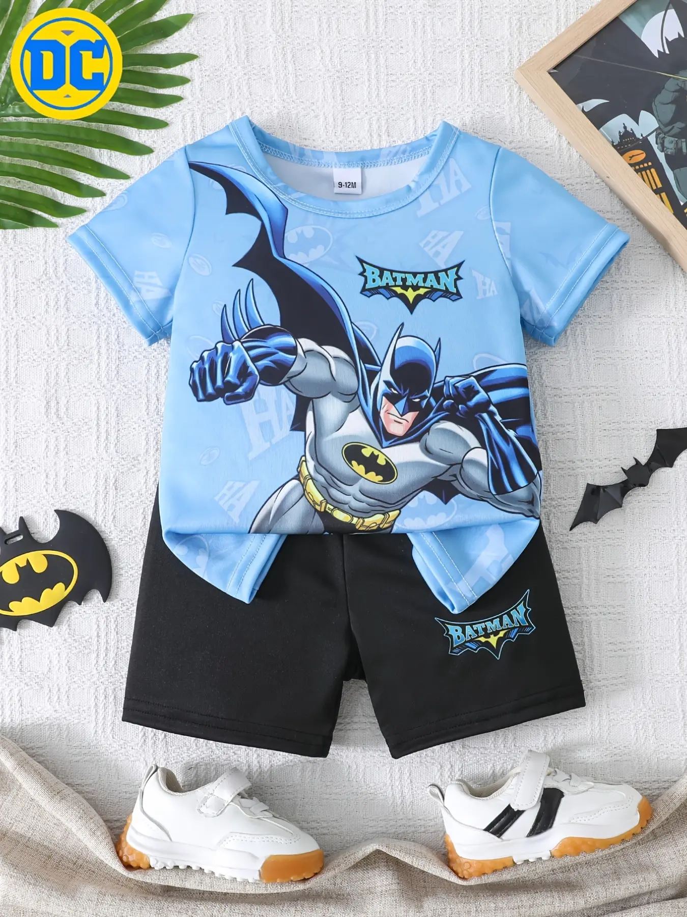 [Warner WB] Authorized Batman Summer T-Shirt 2Pcss Set, Blue Batman Cartoon Round Neck T-Shirt And Black Shorts Outfit (T-Shirt And Shorts) "Batman Fashionable And Humorous" Summer Round Neck 2Pcss Set, Suitable for Summer Vacation, for Outdoor