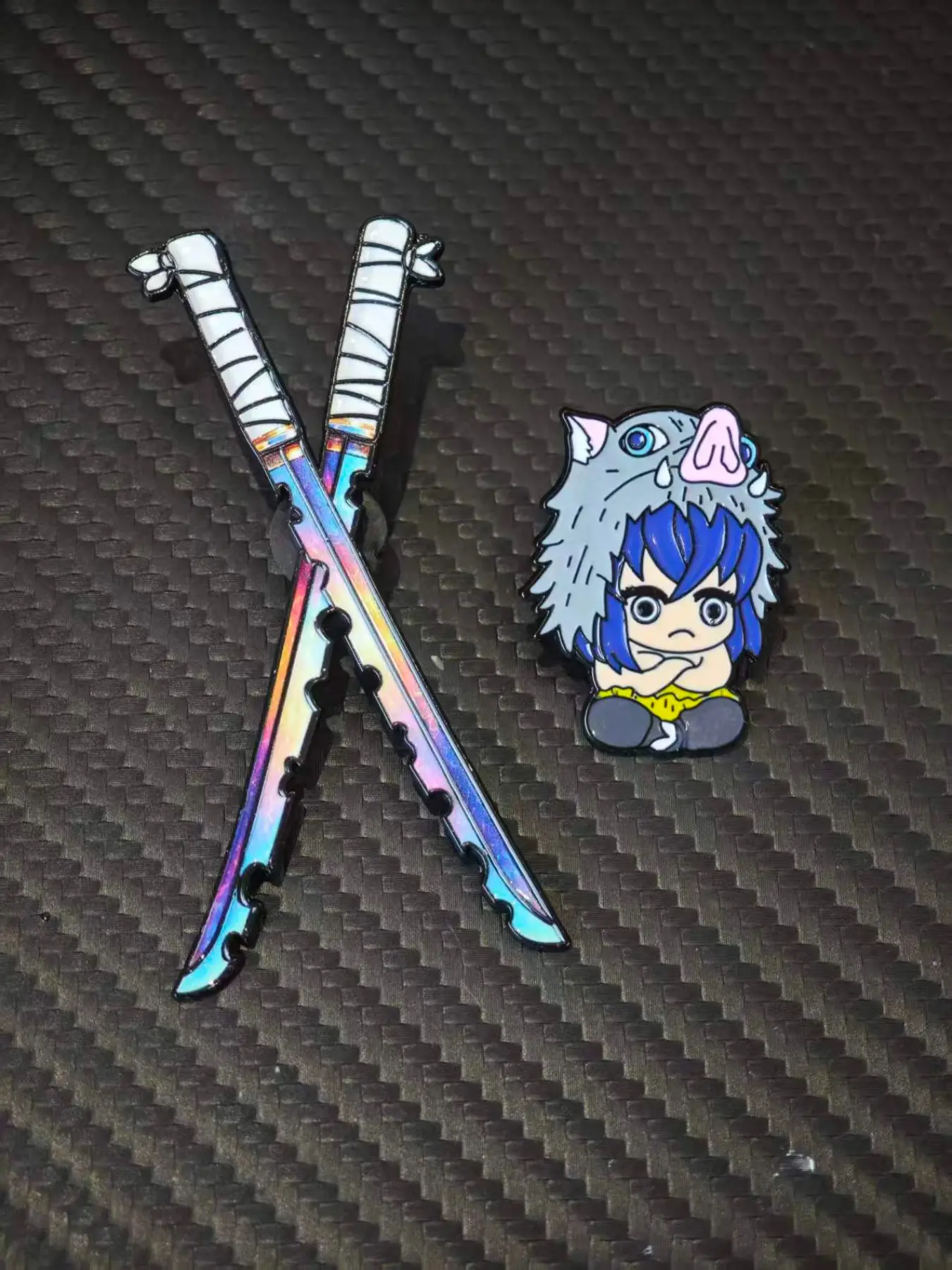 2 Piece Demon Slayer Brooch Set, Tanjiro Kamado Dual Sword Metal Badge, Cute Cartoon Style, Anime Accessories for All Seasons