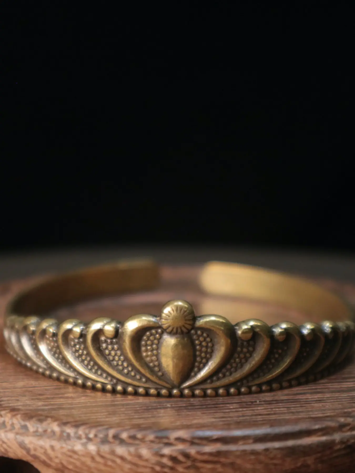 1pc Antique Brass Carved Cuff, Vintage Ethnic Totem Bangle, Bohemian Aesthetic Jewelry for Women, Casual All-Season Accessory, Cuff Bangles Bracelets