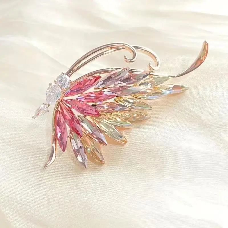 A super beautiful and retro water diamond butterfly brooch, elegant brooch and pin, cute and versatile decoration