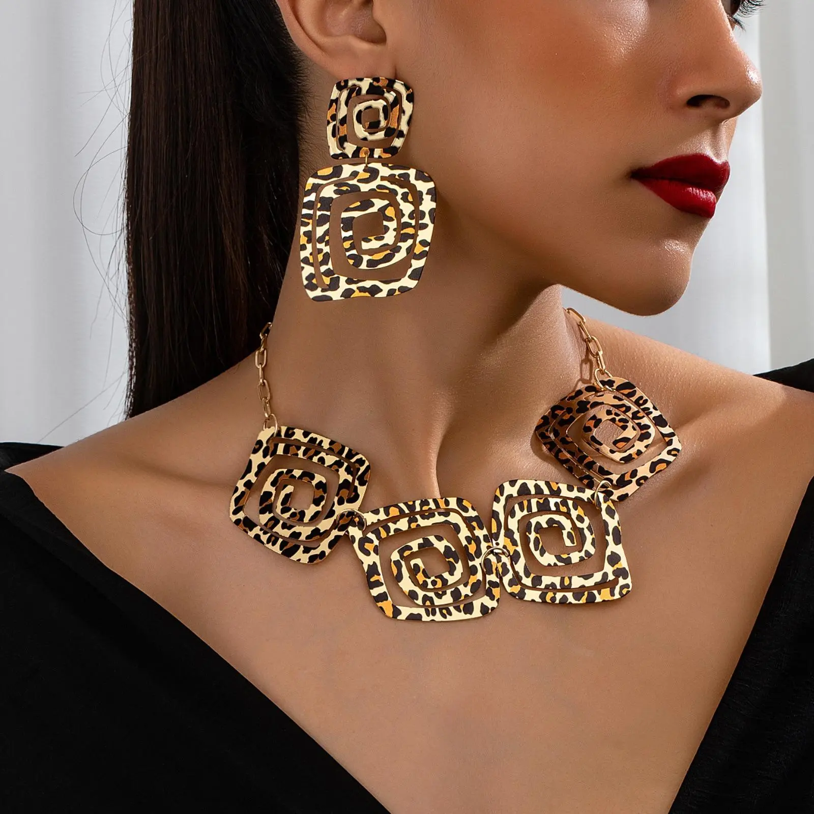 Unisex 2-Piece Retro Elegant Circular Shape Spiral Texture Leopard Print Jewelry Set - Trendy Stud Earrings & Necklace for Camping & Hiking Hammock Enthusiasts (Sports & Outdoor Accessory)