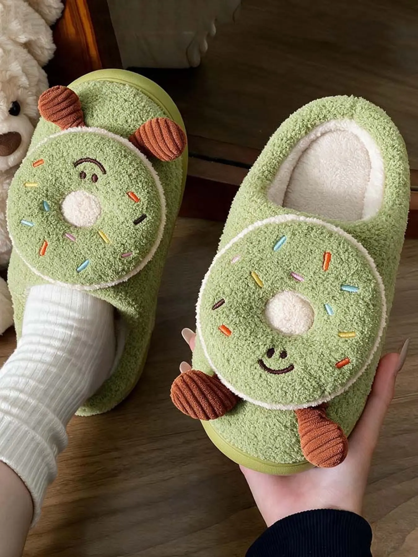 Autumn Winter New Creative Fun Donut Plush Slippers, Soft Sole Comfortable Cute Versatile Fuzzy Slippers for Home Use