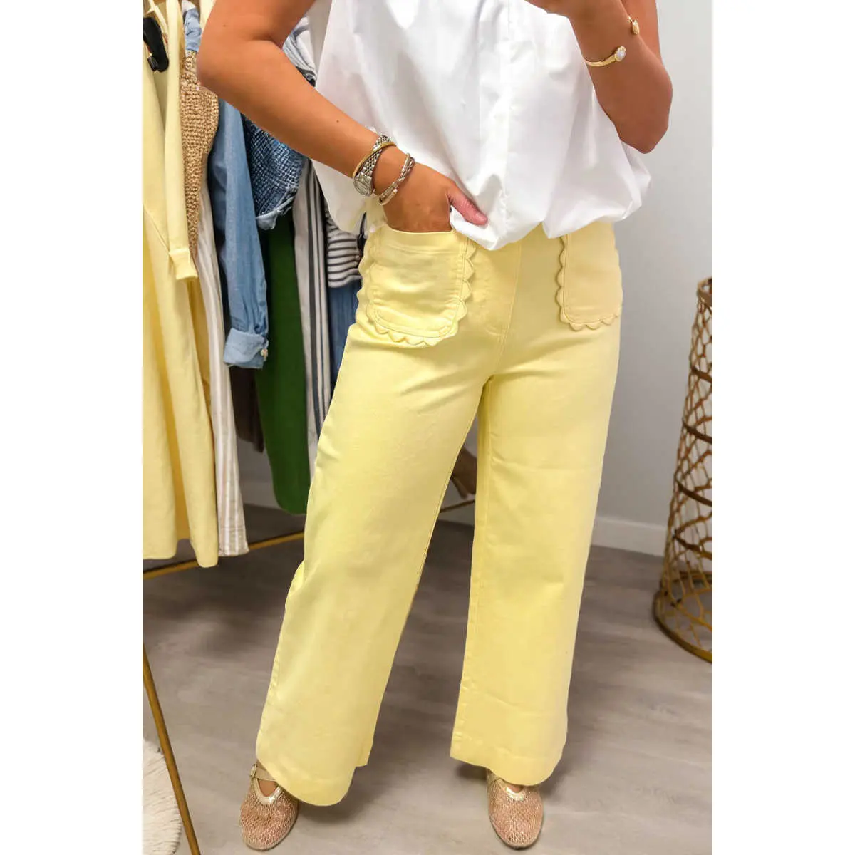 Women's High Waisted Cotton Wide Leg Jeans, Relaxed Fit Full Length Denim Pants with Scalloped Trim Pockets, Feminine, Cold Wash