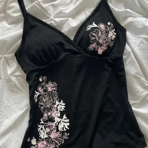 Y2K Millennial Girl Style Floral Strappy Short Top, Summer Casual Sleeveless, Deep V Slim-Fit Design for Spring & Summer, Retro Print Fashion Versatile Top