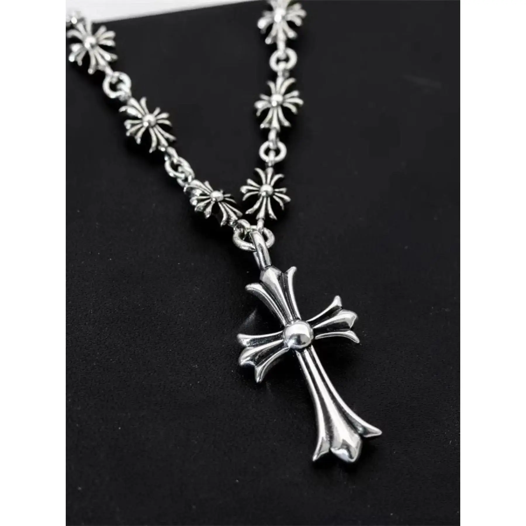 1 trendy and fashionable cross pendant necklace, suitable for daily wear and on the street, and also a surprising and exquisite small gift