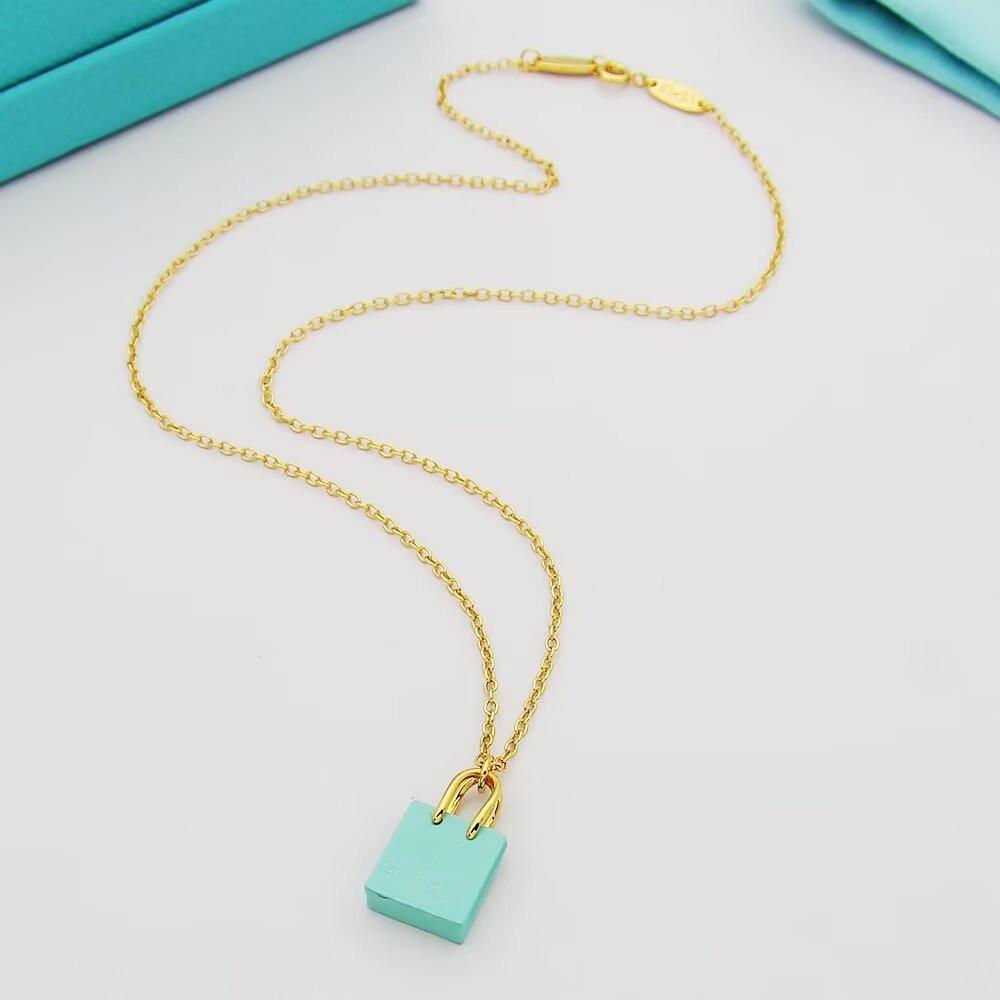 A classic and understated luxury handbag necklace for women, a versatile and elegant clavicle chain, perfect as a gift for your girlfriend or best friend.