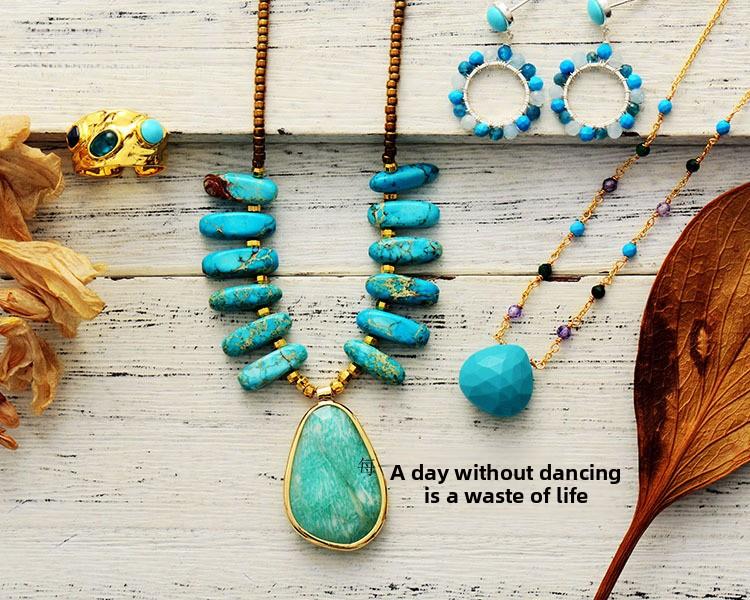 Natural Stone and Metal Pendant Necklace – Gold-Tone Copper – Stylish Layered Jewelry for Daily Wear