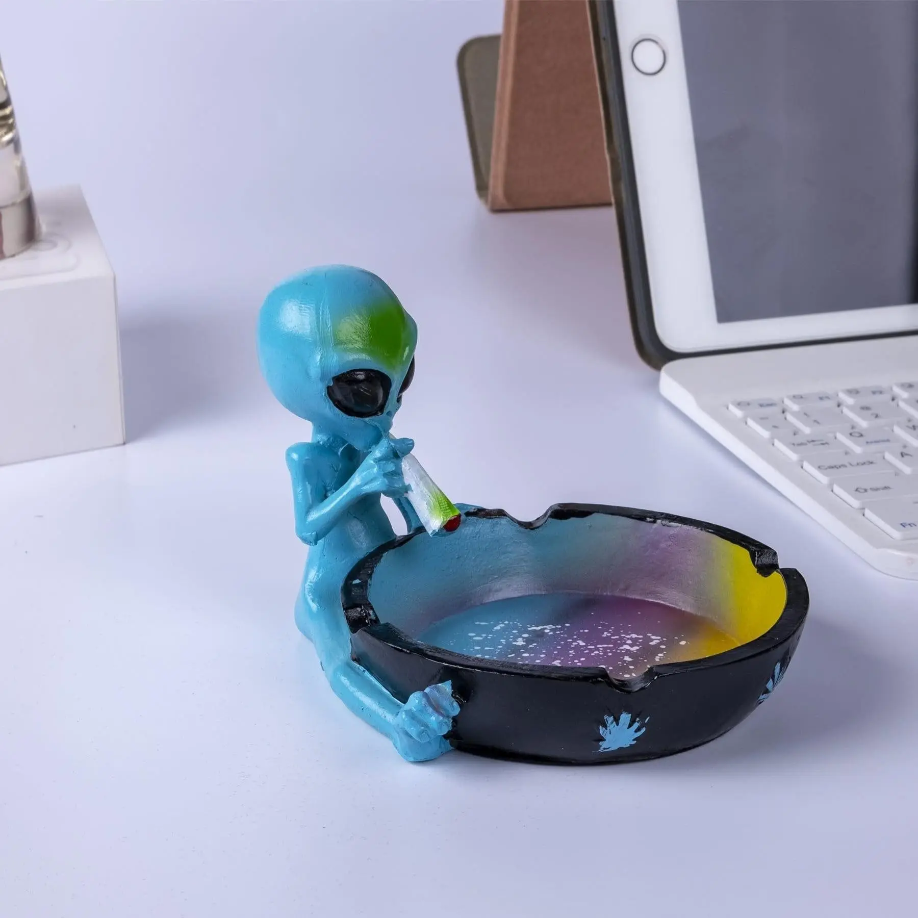 Resin Ashtray Alien Style, Customizable Creative Alien Ashtray Decor, Unique Personalized Smoking Accessory, Elegant Resin Craftsmanship, Resin Ornament
