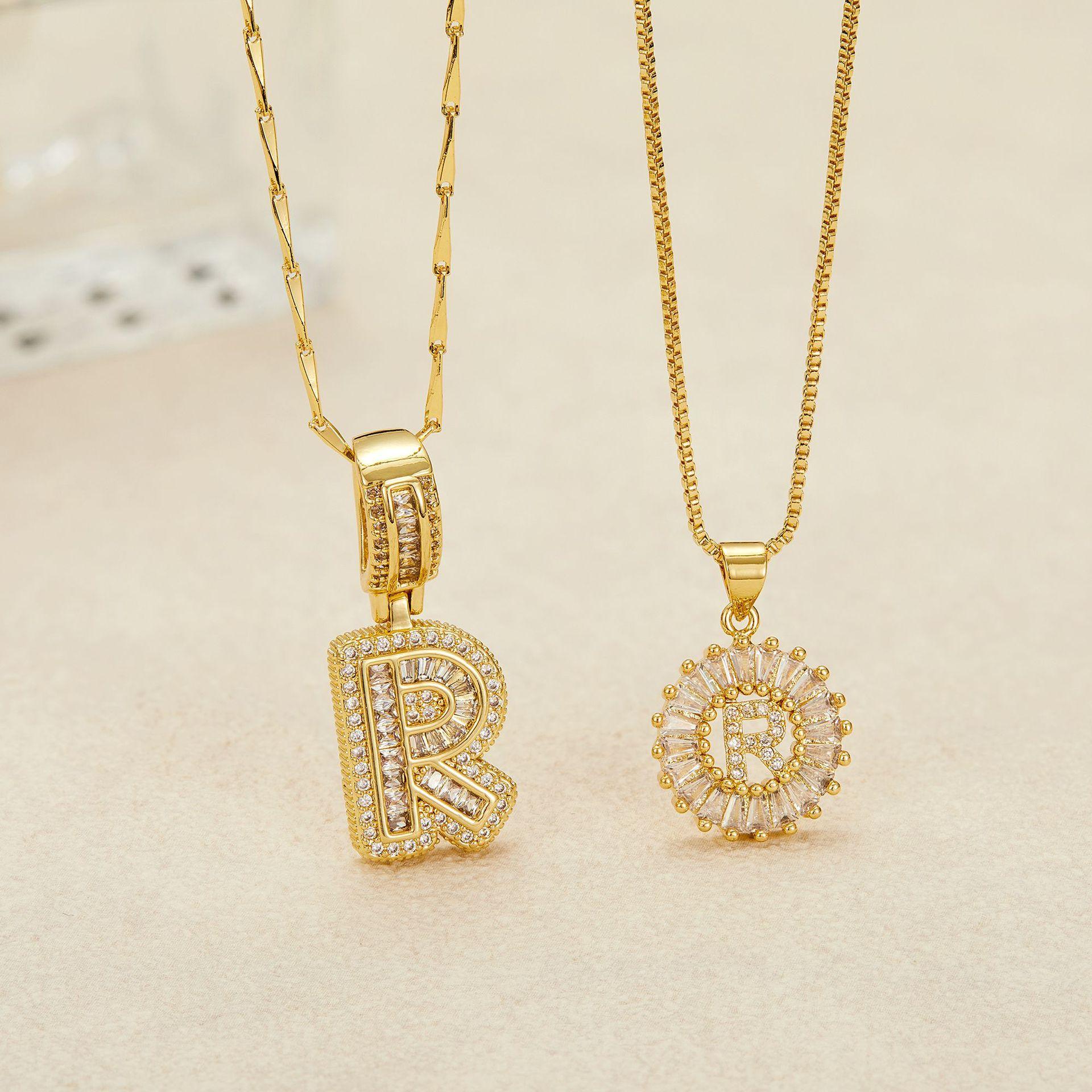 Crystal letter pendant necklace, inlaid with zirconia and plated with real gold, round 26 English letter collarbone chain ZM2Z.The classic letter necklace is timeless and suitable as a birthday gift for friends or couples