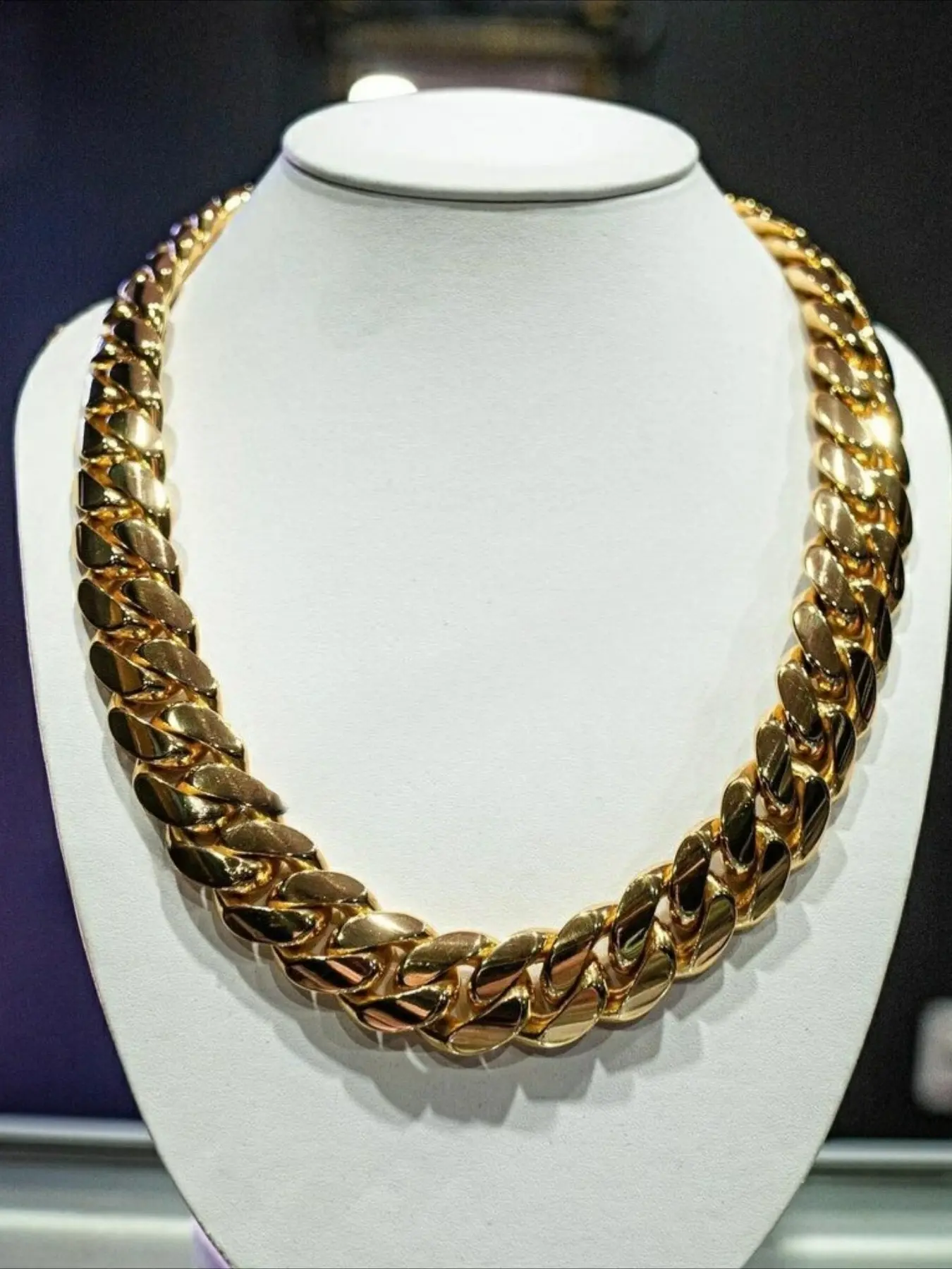 Men's solid color 20mm Cuban necklace, trendy and fashionable Cuban chain, refraction and bright luster, 20mm heavy-duty version has a strong aura, exquisite gift box packaging, Halloween and Thanksgiving gifts.