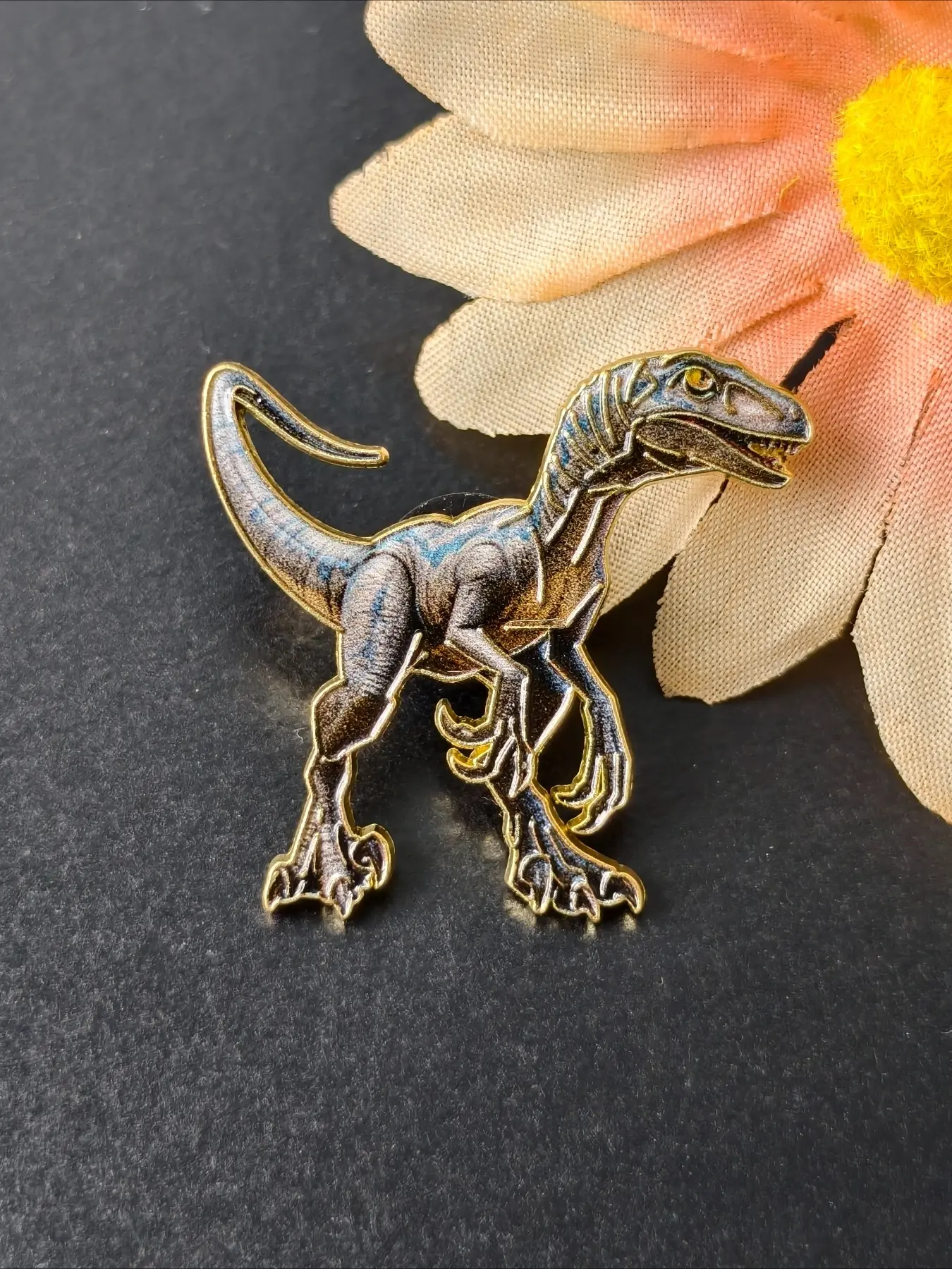 1pc Realistic Velociraptor Dinosaur Enamel Pin, Raptor Lapel Badge, Cool Prehistoric Animal Brooch for Jacket Backpack Decor, Gift For Dinosaur Fans, Enamel Lapel Pins