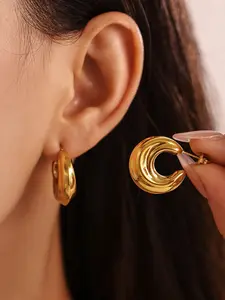 A pair of extremely simple and shiny thick C-shaped gold earrings, with a clean and elegant high-end texture, suitable for various scenarios such as commuting, light business, daily outings or gatherings.