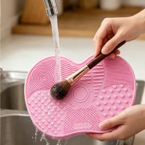 Silicone Apple Scrub Pad with Suction Cup – Makeup Brush Cleaning Tool, Portable Scrubber for Foundation & Powder Brushes. Easy Clean Beauty Accessory.